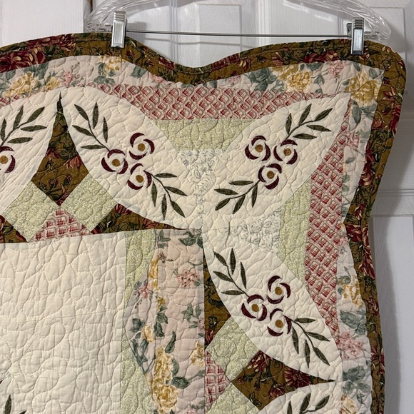 Double Wedding Ring patterned quilt. - Picture 2 of 11